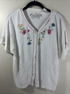 Vintage Earth Angels White Floral Print Button Front Tee Woman’s size Medium